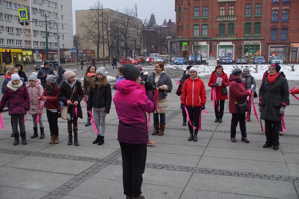 Rudzianki wzięły udział w środę, w akcji One Billion Rising - Nazywam się Miliard. Kobiety zatańczyły na nowobytomskim rynku sprzeciwiając się w ten sposób przemocy wobec kobiet.