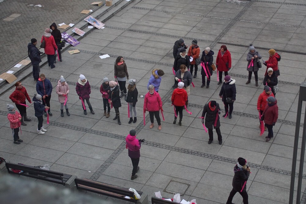Rudzianki wzięły udział w środę, w akcji One Billion Rising - Nazywam się Miliard. Kobiety zatańczyły na nowobytomskim rynku sprzeciwiając się w ten sposób przemocy wobec kobiet.