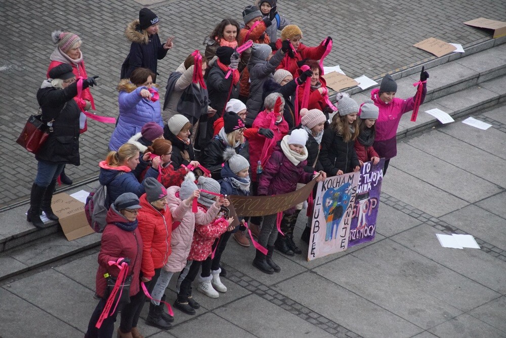 Rudzianki wzięły udział w środę, w akcji One Billion Rising - Nazywam się Miliard. Kobiety zatańczyły na nowobytomskim rynku sprzeciwiając się w ten sposób przemocy wobec kobiet.