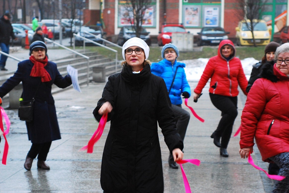 Czynią tak z obawy przed ponowną traumą oraz związane z nieufnością urzędników i policjantów podwarzających ich wiarygodność.