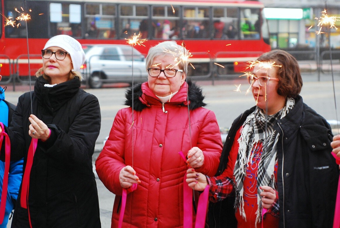Uczestniczki zapaliły też światełko do nieba, aby upamiętnić wszystkie ofiary przemocy.