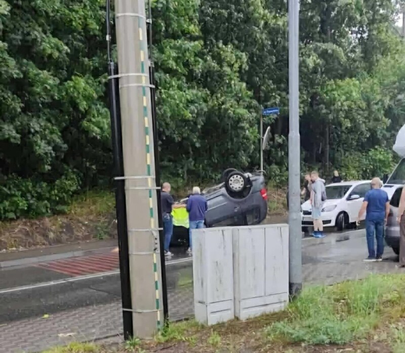 Niebezpieczne zdarzenia na ul Tunkla! Doszło do potrącenia 15-latka i dachowania samochodu