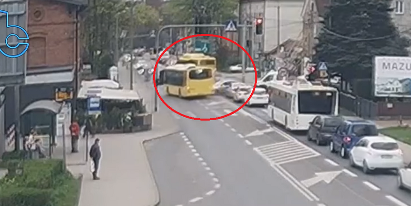 Niebezpieczny manewr autobusu komunikacji miejskiej. Doszło do kolizji! [FILM]