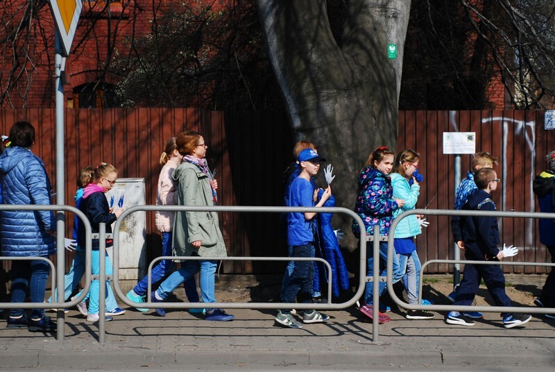 Po godzinie 10.00 uczniowie SP nr 11 im. Jana Pawła II wyruszyli w barwnym korowodzie.