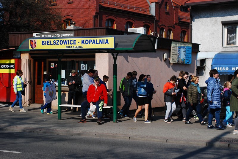 Przechodniów częstowali niebieską galaretką
