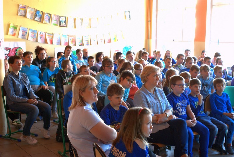 Trwa Tydzień Świadomości Autyzmu. W ogólnopolską akcję włączyła się m.in. Szkoła Podstawowa nr 11 Specjalna im. św. Jana Pawła II w Rudzie Śląskiej. 4 kwietnia zorganizowała niebieski pochód, który przeszedł ulicami Bielszowic.