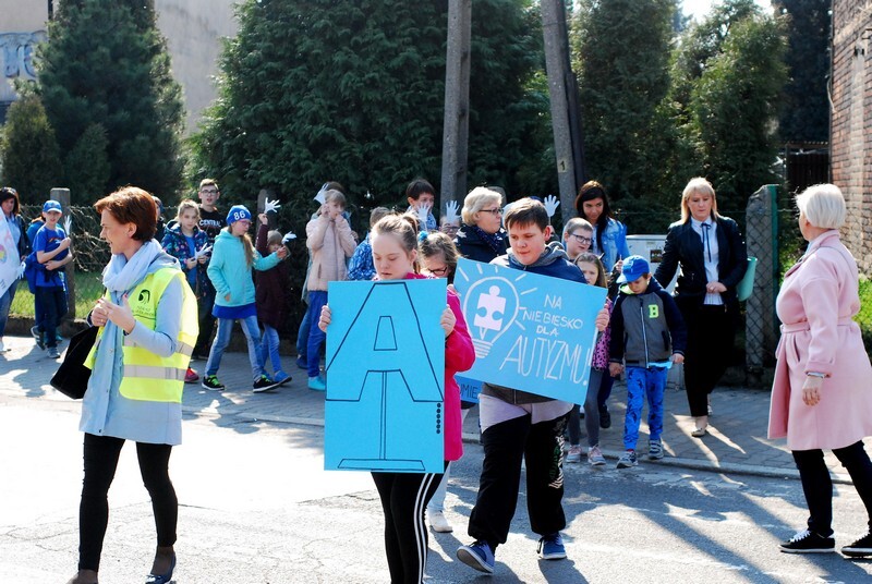 Trwa Tydzień Świadomości Autyzmu. W ogólnopolską akcję włączyła się m.in. Szkoła Podstawowa nr 11 Specjalna im. św. Jana Pawła II w Rudzie Śląskiej. 4 kwietnia zorganizowała niebieski pochód, który przeszedł ulicami Bielszowic.
