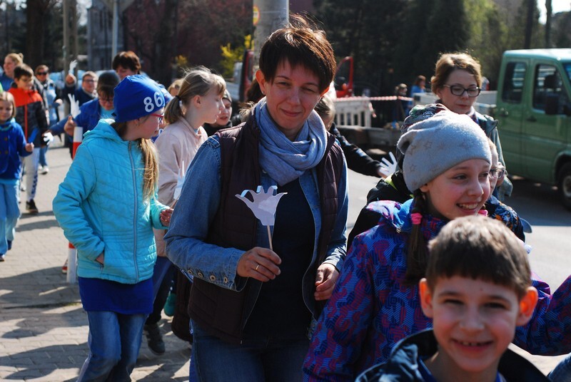 Trwa Tydzień Świadomości Autyzmu. W ogólnopolską akcję włączyła się m.in. Szkoła Podstawowa nr 11 Specjalna im. św. Jana Pawła II w Rudzie Śląskiej. 4 kwietnia zorganizowała niebieski pochód, który przeszedł ulicami Bielszowic.