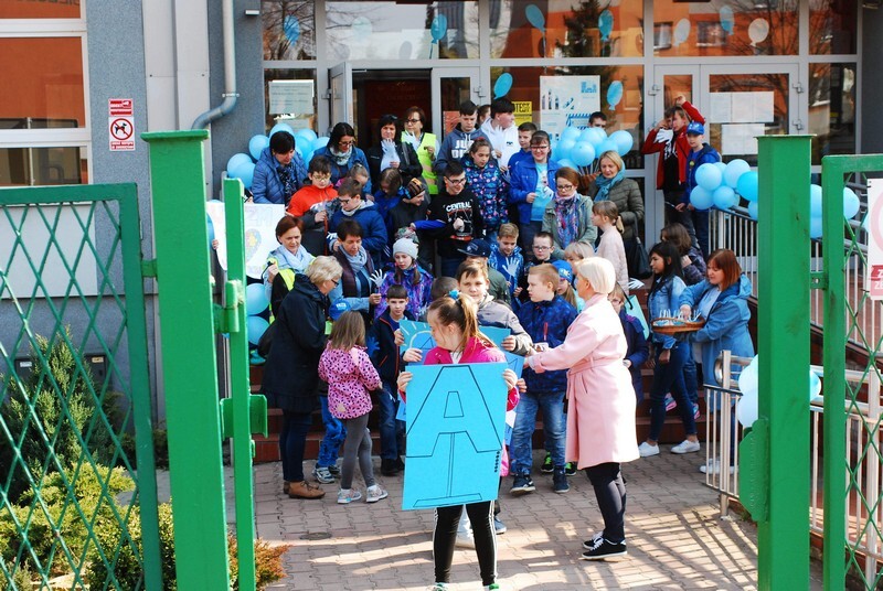 Trwa Tydzień Świadomości Autyzmu. W ogólnopolską akcję włączyła się m.in. Szkoła Podstawowa nr 11 Specjalna im. św. Jana Pawła II w Rudzie Śląskiej. 4 kwietnia zorganizowała niebieski pochód, który przeszedł ulicami Bielszowic.