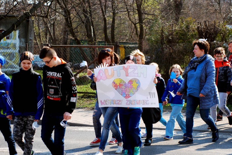 Trwa Tydzień Świadomości Autyzmu. W ogólnopolską akcję włączyła się m.in. Szkoła Podstawowa nr 11 Specjalna im. św. Jana Pawła II w Rudzie Śląskiej. 4 kwietnia zorganizowała niebieski pochód, który przeszedł ulicami Bielszowic.