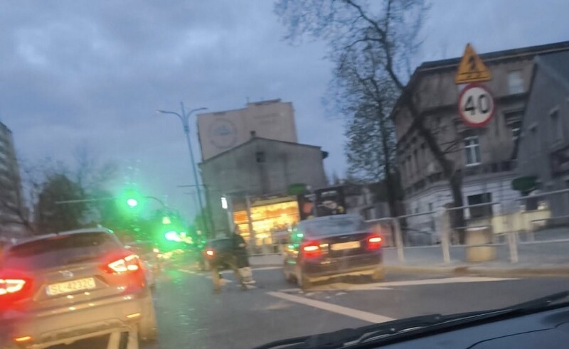 Niespokojny poranek w Rudzie Śląskiej - stłuczka, uszkodzony znak i kolizja z rowerzystą!