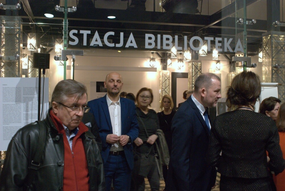 - Kulturalne serce Rudy Śląskiej bije dziś w Chebziu – zaznaczył Krzysztof Gołuch, fotograf, rudzianin, a zarazem kurator wystawy "Nieznany Dworzec", którą otwarto uroczyście w Galerii Fermata mieszczącej się w Stacji Biblioteka na dworcu PKP w Rudzie Śląskiej – Chebziu.