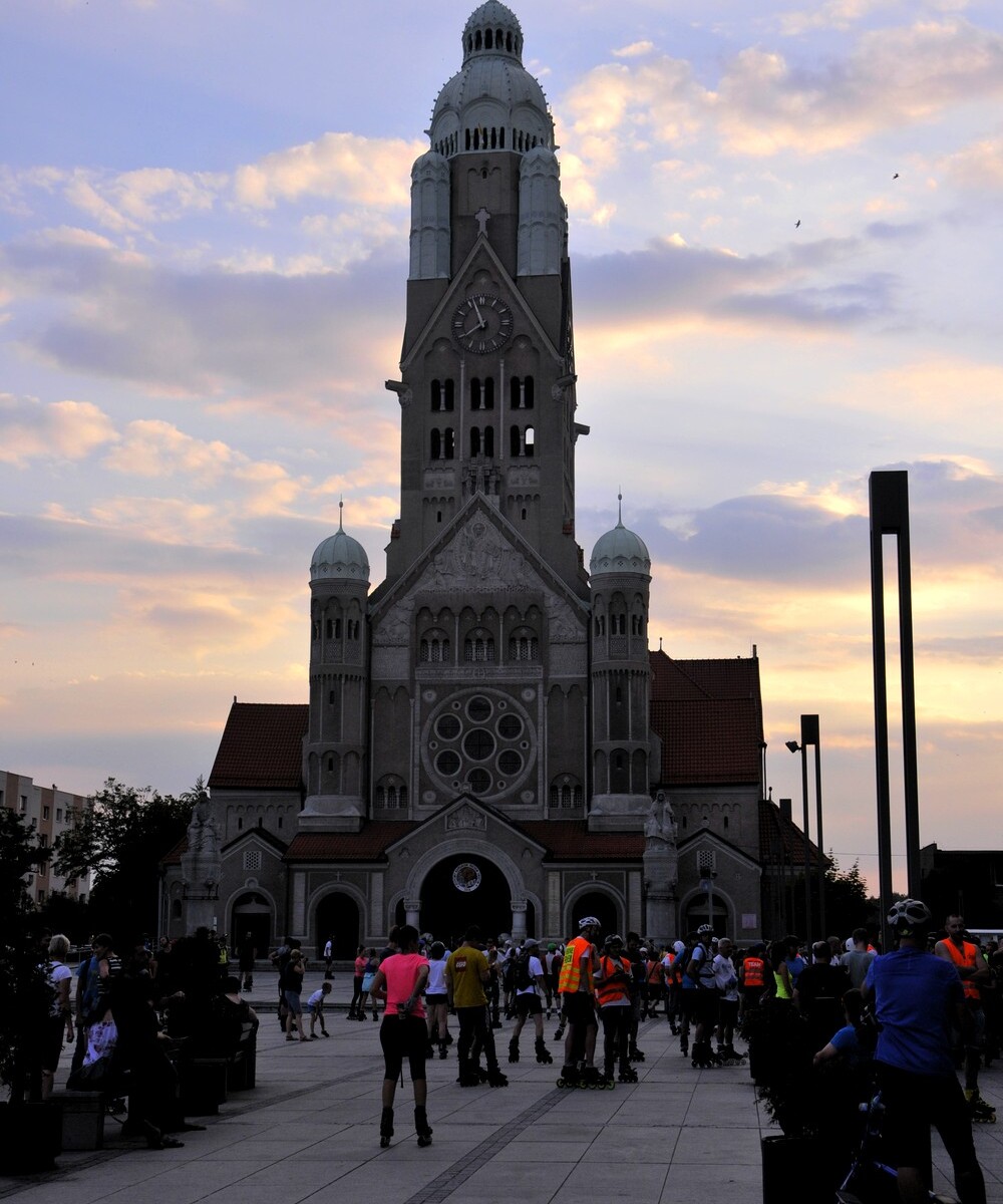 W czwartkowy wieczór plac Jana Pawła II wypełnił się miłośnikami jazdy na rolkach, którzy o godzinie 20:00 ruszyli wieczornym przejazdem w stronę Burloch Areny.