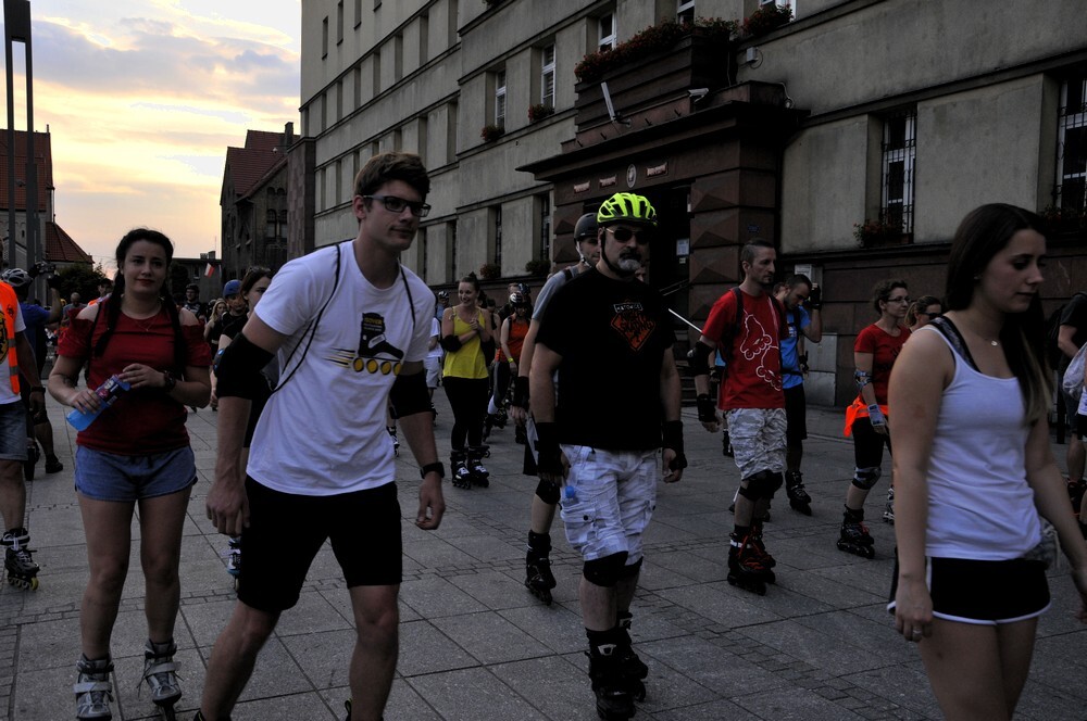 W czwartkowy wieczór plac Jana Pawła II wypełnił się miłośnikami jazdy na rolkach, którzy o godzinie 20:00 ruszyli wieczornym przejazdem w stronę Burloch Areny.