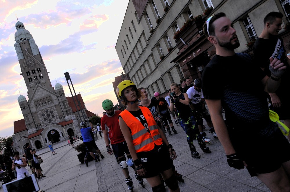 W czwartkowy wieczór plac Jana Pawła II wypełnił się miłośnikami jazdy na rolkach, którzy o godzinie 20:00 ruszyli wieczornym przejazdem w stronę Burloch Areny.