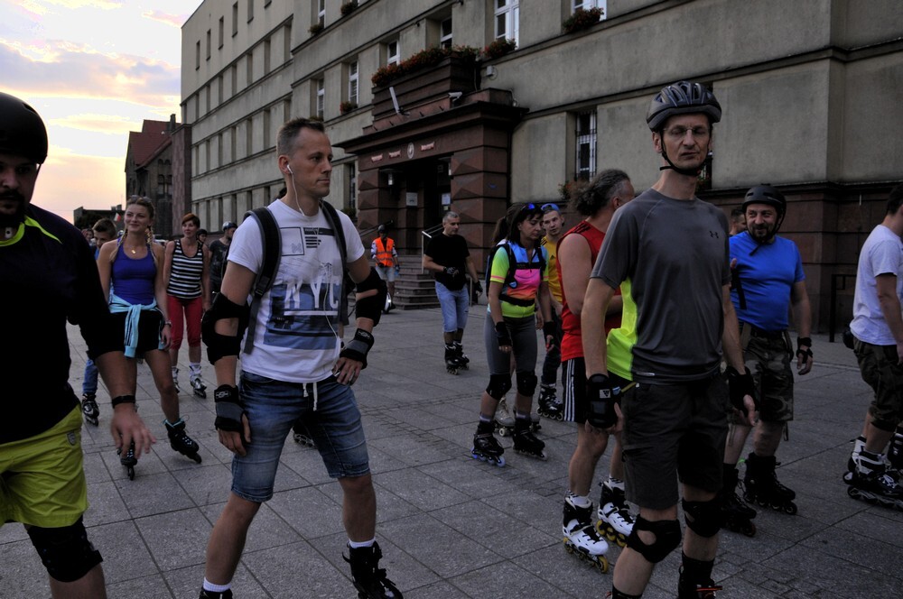 W czwartkowy wieczór plac Jana Pawła II wypełnił się miłośnikami jazdy na rolkach, którzy o godzinie 20:00 ruszyli wieczornym przejazdem w stronę Burloch Areny.