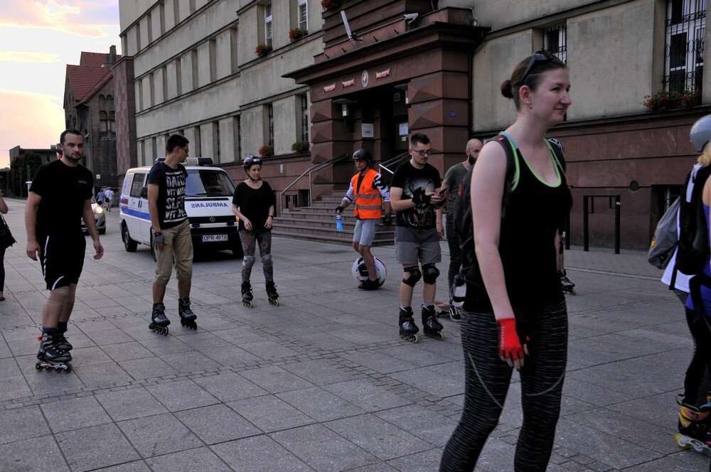 W czwartkowy wieczór plac Jana Pawła II wypełnił się miłośnikami jazdy na rolkach, którzy o godzinie 20:00 ruszyli wieczornym przejazdem w stronę Burloch Areny.
