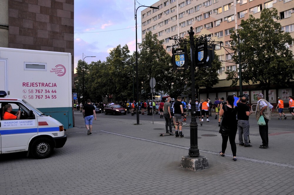 W czwartkowy wieczór plac Jana Pawła II wypełnił się miłośnikami jazdy na rolkach, którzy o godzinie 20:00 ruszyli wieczornym przejazdem w stronę Burloch Areny.