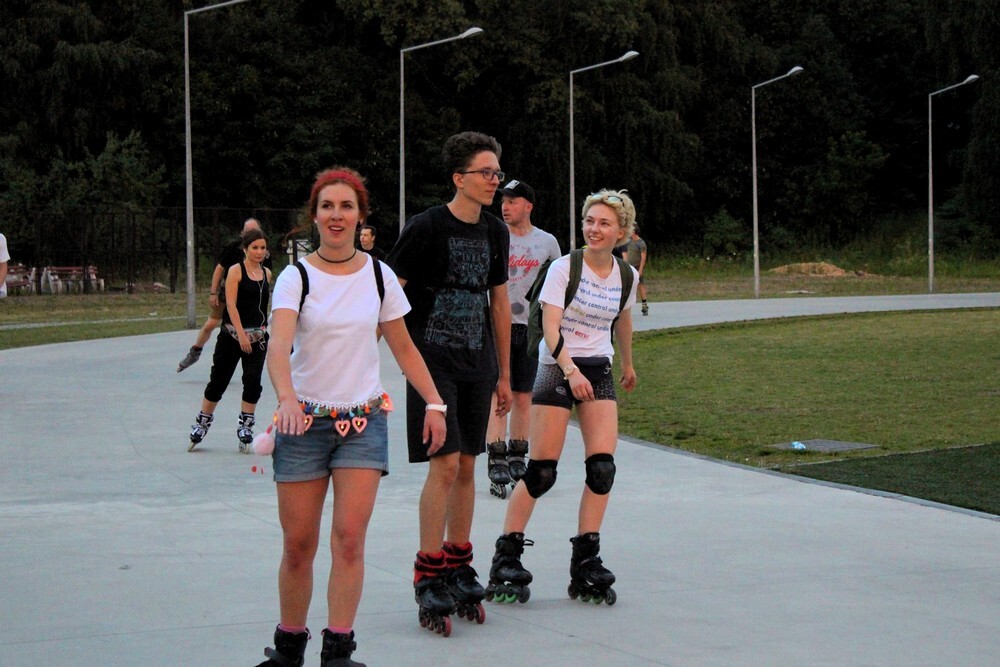 W czwartkowy wieczór plac Jana Pawła II wypełnił się miłośnikami jazdy na rolkach, którzy o godzinie 20:00 ruszyli wieczornym przejazdem w stronę Burloch Areny.