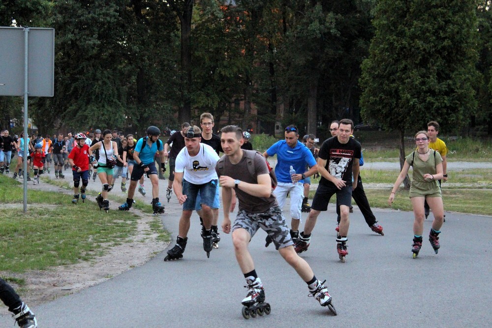 W czwartkowy wieczór plac Jana Pawła II wypełnił się miłośnikami jazdy na rolkach, którzy o godzinie 20:00 ruszyli wieczornym przejazdem w stronę Burloch Areny.