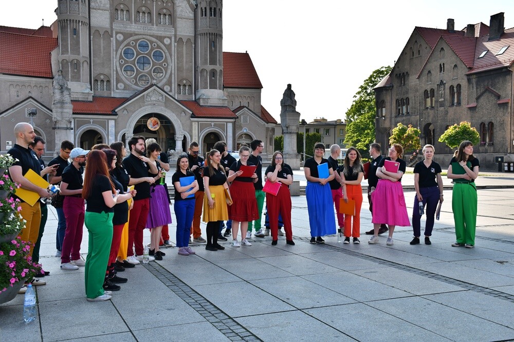 W sobotę odbyła się czwarta edycja Nocy Chórów w Rudzie Śląskiej! W ośmiu lokalizacjach swój repertuar zaprezentowało 19 zespołów. To w sumie 13 godzin muzyki!

fot. Jacek Knapik