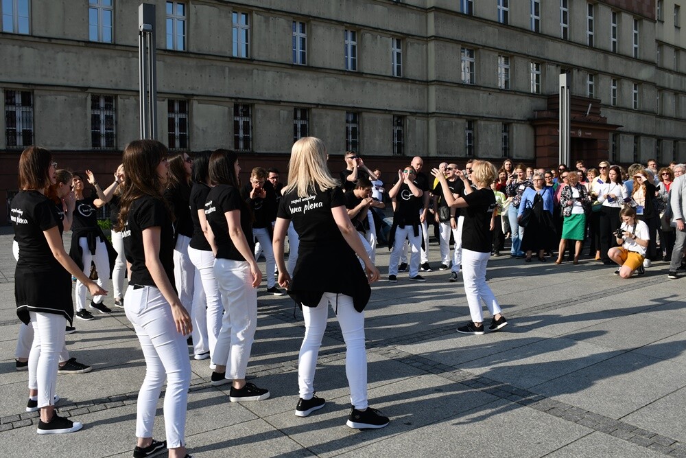 W sobotę odbyła się czwarta edycja Nocy Chórów w Rudzie Śląskiej! W ośmiu lokalizacjach swój repertuar zaprezentowało 19 zespołów. To w sumie 13 godzin muzyki!

fot. Jacek Knapik
