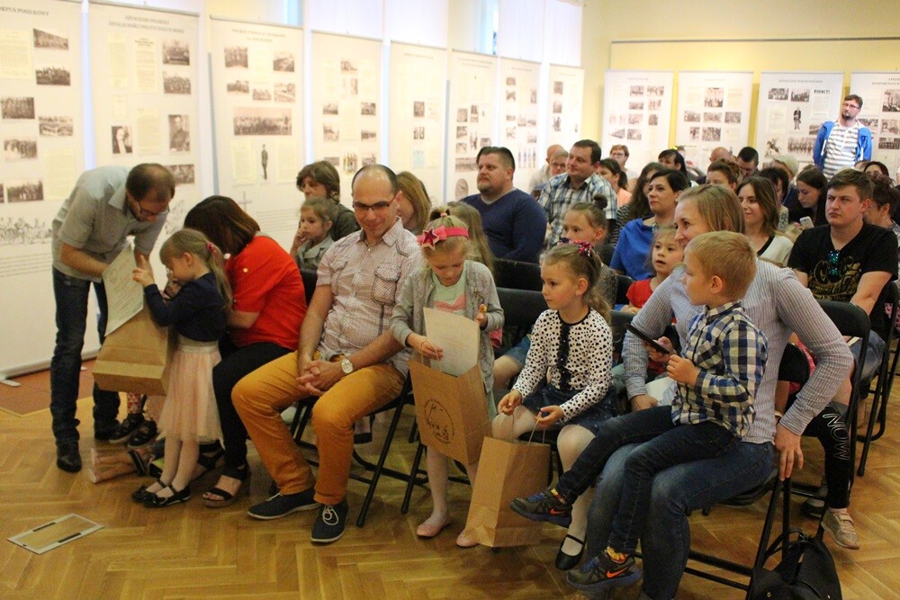 Koncert, zwiedzanie ekspozycji stałych, wystawa historyczna, finał konkursu plastycznego o tematyce niepodległościowej, prelekcja, biało-czerwone warsztaty plastyczne dla najmłodszych – to tylko niektóre atrakcje, które przygotowało Muzeum Miejskie im. Maksymiliana Chroboka w Rudzie Śląskiej z okazji Europejskiej Nocy Muzeów.