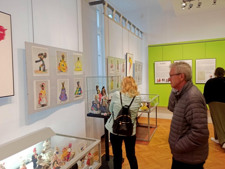 Noc Muzeów 2023 za nami. W sobotę 13 maja w Rudzie Śląskiej miłośnicy historii mogli zwiedzić Muzeum Miejskie im. Maksymiliana Chroboka, które zorganizowało wydarzenie, którego głównymi bohaterami były zabawki. Muzealnicy stworzyli wystawę, gromadząc egzemplarze wyjątkowych lalek z całego świata. Zobaczcie zdjęcia!