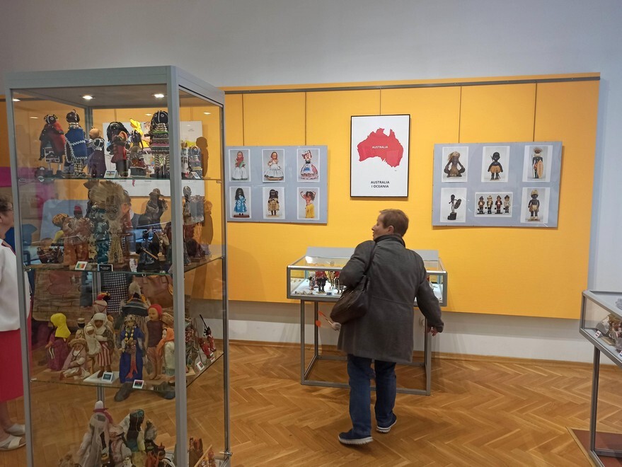 Noc Muzeów 2023 za nami. W sobotę 13 maja w Rudzie Śląskiej miłośnicy historii mogli zwiedzić Muzeum Miejskie im. Maksymiliana Chroboka, które zorganizowało wydarzenie, którego głównymi bohaterami były zabawki. Muzealnicy stworzyli wystawę, gromadząc egzemplarze wyjątkowych lalek z całego świata. Zobaczcie zdjęcia!