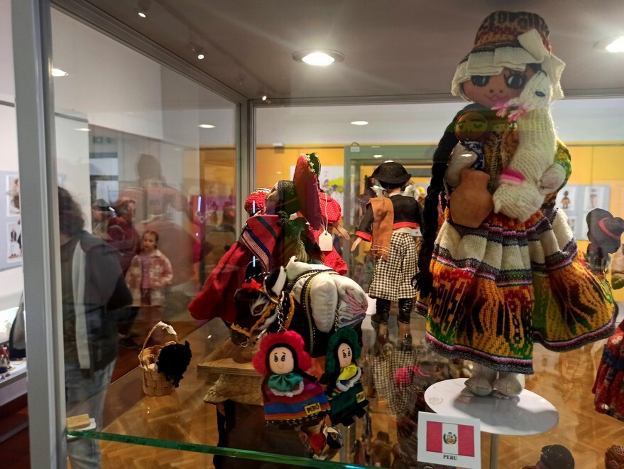 Noc Muzeów 2023 za nami. W sobotę 13 maja w Rudzie Śląskiej miłośnicy historii mogli zwiedzić Muzeum Miejskie im. Maksymiliana Chroboka, które zorganizowało wydarzenie, którego głównymi bohaterami były zabawki. Muzealnicy stworzyli wystawę, gromadząc egzemplarze wyjątkowych lalek z całego świata. Zobaczcie zdjęcia!