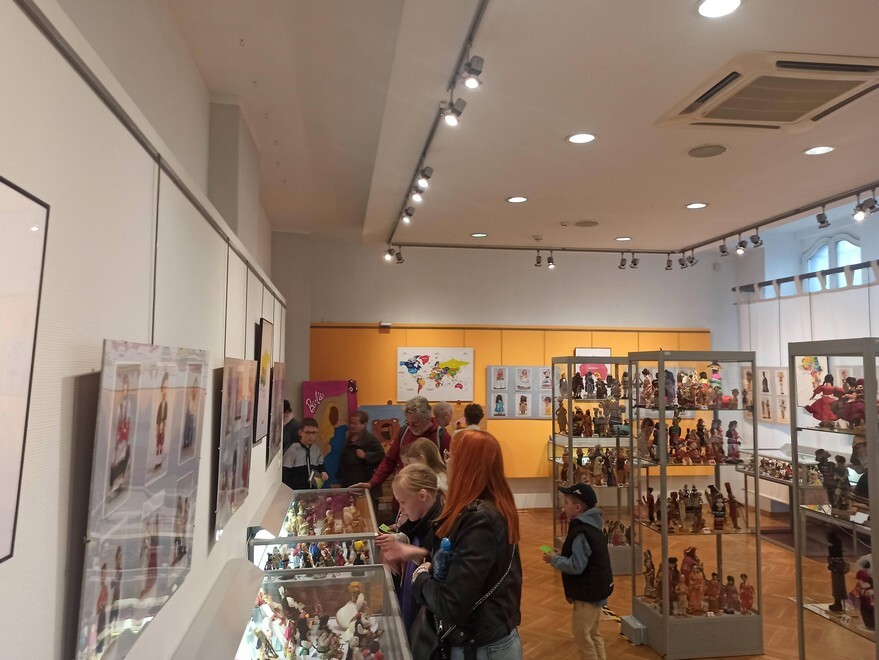Noc Muzeów 2023 za nami. W sobotę 13 maja w Rudzie Śląskiej miłośnicy historii mogli zwiedzić Muzeum Miejskie im. Maksymiliana Chroboka, które zorganizowało wydarzenie, którego głównymi bohaterami były zabawki. Muzealnicy stworzyli wystawę, gromadząc egzemplarze wyjątkowych lalek z całego świata. Zobaczcie zdjęcia!