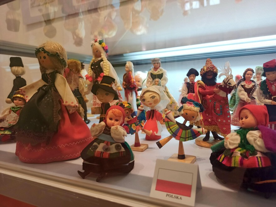 Noc Muzeów 2023 za nami. W sobotę 13 maja w Rudzie Śląskiej miłośnicy historii mogli zwiedzić Muzeum Miejskie im. Maksymiliana Chroboka, które zorganizowało wydarzenie, którego głównymi bohaterami były zabawki. Muzealnicy stworzyli wystawę, gromadząc egzemplarze wyjątkowych lalek z całego świata. Zobaczcie zdjęcia!