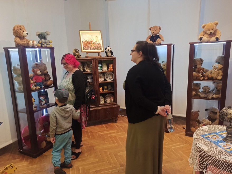 Noc Muzeów 2023 za nami. W sobotę 13 maja w Rudzie Śląskiej miłośnicy historii mogli zwiedzić Muzeum Miejskie im. Maksymiliana Chroboka, które zorganizowało wydarzenie, którego głównymi bohaterami były zabawki. Muzealnicy stworzyli wystawę, gromadząc egzemplarze wyjątkowych lalek z całego świata. Zobaczcie zdjęcia!