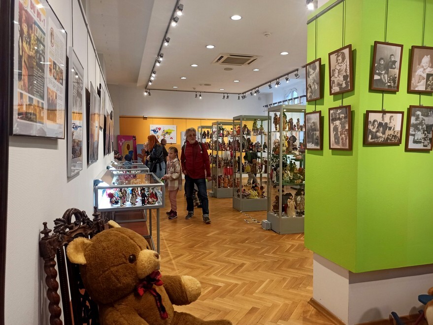 Noc Muzeów 2023 za nami. W sobotę 13 maja w Rudzie Śląskiej miłośnicy historii mogli zwiedzić Muzeum Miejskie im. Maksymiliana Chroboka, które zorganizowało wydarzenie, którego głównymi bohaterami były zabawki. Muzealnicy stworzyli wystawę, gromadząc egzemplarze wyjątkowych lalek z całego świata. Zobaczcie zdjęcia!