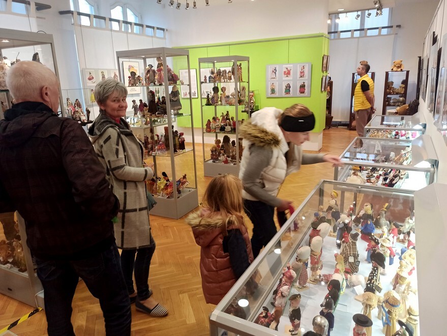 Noc Muzeów 2023 za nami. W sobotę 13 maja w Rudzie Śląskiej miłośnicy historii mogli zwiedzić Muzeum Miejskie im. Maksymiliana Chroboka, które zorganizowało wydarzenie, którego głównymi bohaterami były zabawki. Muzealnicy stworzyli wystawę, gromadząc egzemplarze wyjątkowych lalek z całego świata. Zobaczcie zdjęcia!
