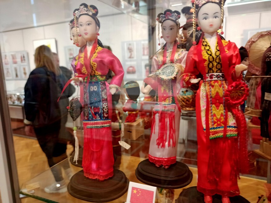 Noc Muzeów 2023 za nami. W sobotę 13 maja w Rudzie Śląskiej miłośnicy historii mogli zwiedzić Muzeum Miejskie im. Maksymiliana Chroboka, które zorganizowało wydarzenie, którego głównymi bohaterami były zabawki. Muzealnicy stworzyli wystawę, gromadząc egzemplarze wyjątkowych lalek z całego świata. Zobaczcie zdjęcia!