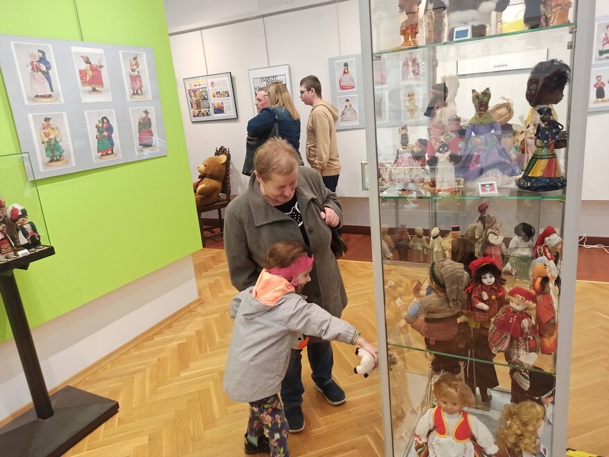 Noc Muzeów 2023 za nami. W sobotę 13 maja w Rudzie Śląskiej miłośnicy historii mogli zwiedzić Muzeum Miejskie im. Maksymiliana Chroboka, które zorganizowało wydarzenie, którego głównymi bohaterami były zabawki. Muzealnicy stworzyli wystawę, gromadząc egzemplarze wyjątkowych lalek z całego świata. Zobaczcie zdjęcia!