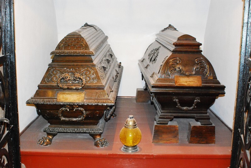 Noc Muzeów 2019 w Rudzie Śląskiej: W krypcie pochowani są: Franciszek Ksawery Ballestrem, jego żona Joanna von Saurma-Jeltsch oraz Walenty Wolfgang Ballestrem i jego żona Agnieszka zu Stolberg-Stolberg.