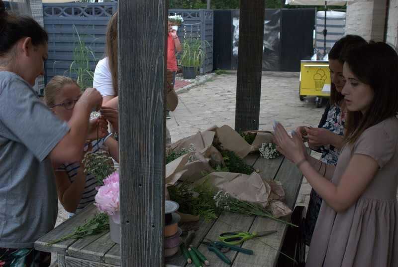 Browar Alternatywa w Rudzie Śląskiej zaprosił mieszkańców do udziału w niecodziennej Nocy Świętojańskiej. Podczas najkrótszej nocy w roku na terenie tutejszego ogrodu zaplanowano liczne atrakcje. Uczestnikom imprezy przygrywała słowiańska muzyka, było tradycyjne plecenie wianków z panią Agnieszką z Kwiaciarni Deszczowy Las, a także poszukiwanie alternatywnych kwiatów paproci, czyli butelek z piwem ukrytych w zakamarkach browaru. Każdy mógł też skosztować ziemniaków z ogniska, lodów rzemieślniczych czy usmażyć kiełbasę.