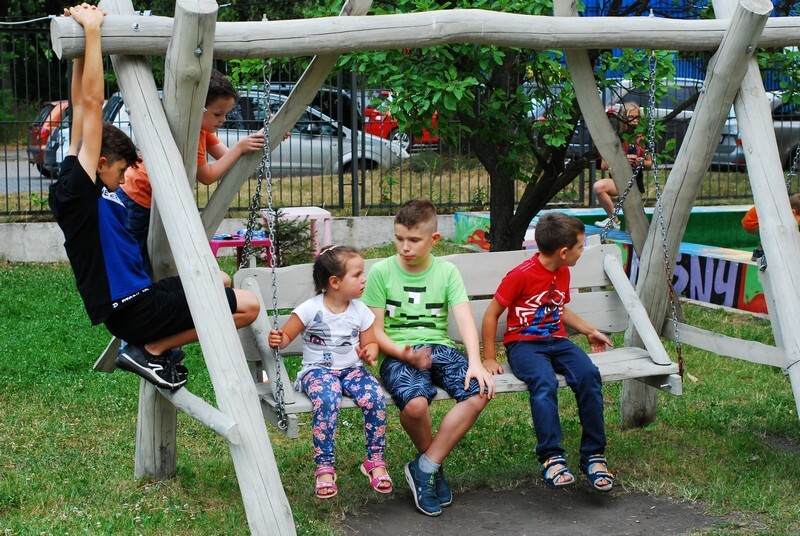 Browar Alternatywa w Rudzie Śląskiej zaprosił mieszkańców do udziału w niecodziennej Nocy Świętojańskiej. Podczas najkrótszej nocy w roku na terenie tutejszego ogrodu zaplanowano liczne atrakcje. Uczestnikom imprezy przygrywała słowiańska muzyka, było tradycyjne plecenie wianków z panią Agnieszką z Kwiaciarni Deszczowy Las, a także poszukiwanie alternatywnych kwiatów paproci, czyli butelek z piwem ukrytych w zakamarkach browaru. Każdy mógł też skosztować ziemniaków z ogniska, lodów rzemieślniczych czy usmażyć kiełbasę.