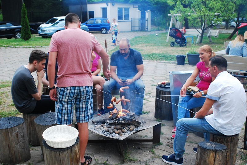 Browar Alternatywa w Rudzie Śląskiej zaprosił mieszkańców do udziału w niecodziennej Nocy Świętojańskiej. Podczas najkrótszej nocy w roku na terenie tutejszego ogrodu zaplanowano liczne atrakcje. Uczestnikom imprezy przygrywała słowiańska muzyka, było tradycyjne plecenie wianków z panią Agnieszką z Kwiaciarni Deszczowy Las, a także poszukiwanie alternatywnych kwiatów paproci, czyli butelek z piwem ukrytych w zakamarkach browaru. Każdy mógł też skosztować ziemniaków z ogniska, lodów rzemieślniczych czy usmażyć kiełbasę.