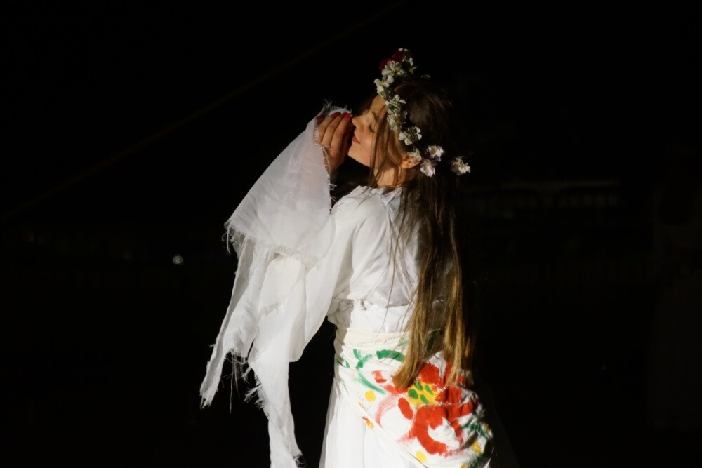 Noc Świętojańska obchodzona jest w wigilię dnia świętego Jana Chrzciciela, czyli w nocy z 23 na 24 czerwca. Datę tę przyjmuje się jako dzień narodzin Świętego. Jednak swoje korzenie święto to ma w obrzędach pogańskich, które związane były z czasem letniego przesilenia słońca.