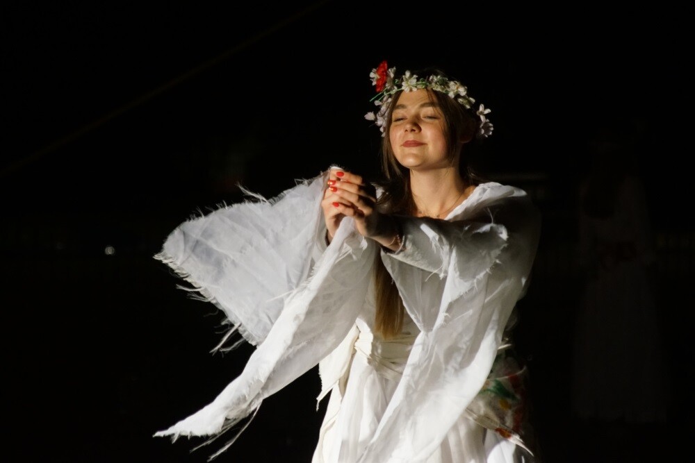 Noc Świętojańska obchodzona jest w wigilię dnia świętego Jana Chrzciciela, czyli w nocy z 23 na 24 czerwca. Datę tę przyjmuje się jako dzień narodzin Świętego. Jednak swoje korzenie święto to ma w obrzędach pogańskich, które związane były z czasem letniego przesilenia słońca.