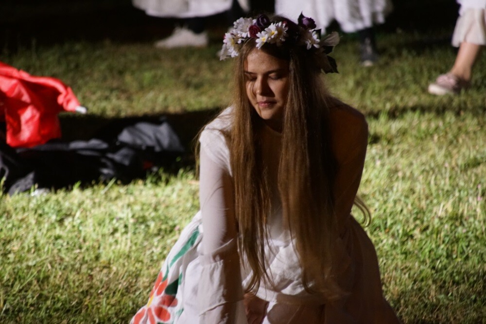 Noc Świętojańska obchodzona jest w wigilię dnia świętego Jana Chrzciciela, czyli w nocy z 23 na 24 czerwca. Datę tę przyjmuje się jako dzień narodzin Świętego. Jednak swoje korzenie święto to ma w obrzędach pogańskich, które związane były z czasem letniego przesilenia słońca.