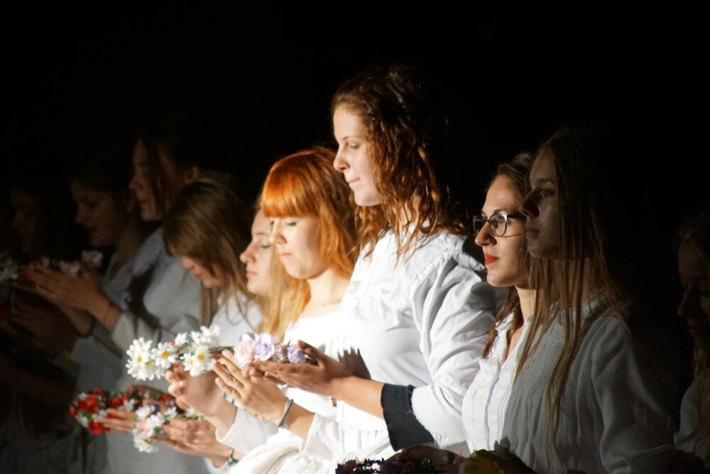 Noc Świętojańska obchodzona jest w wigilię dnia świętego Jana Chrzciciela, czyli w nocy z 23 na 24 czerwca. Datę tę przyjmuje się jako dzień narodzin Świętego. Jednak swoje korzenie święto to ma w obrzędach pogańskich, które związane były z czasem letniego przesilenia słońca.