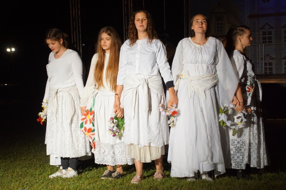 Noc Świętojańska obchodzona jest w wigilię dnia świętego Jana Chrzciciela, czyli w nocy z 23 na 24 czerwca. Datę tę przyjmuje się jako dzień narodzin Świętego. Jednak swoje korzenie święto to ma w obrzędach pogańskich, które związane były z czasem letniego przesilenia słońca.