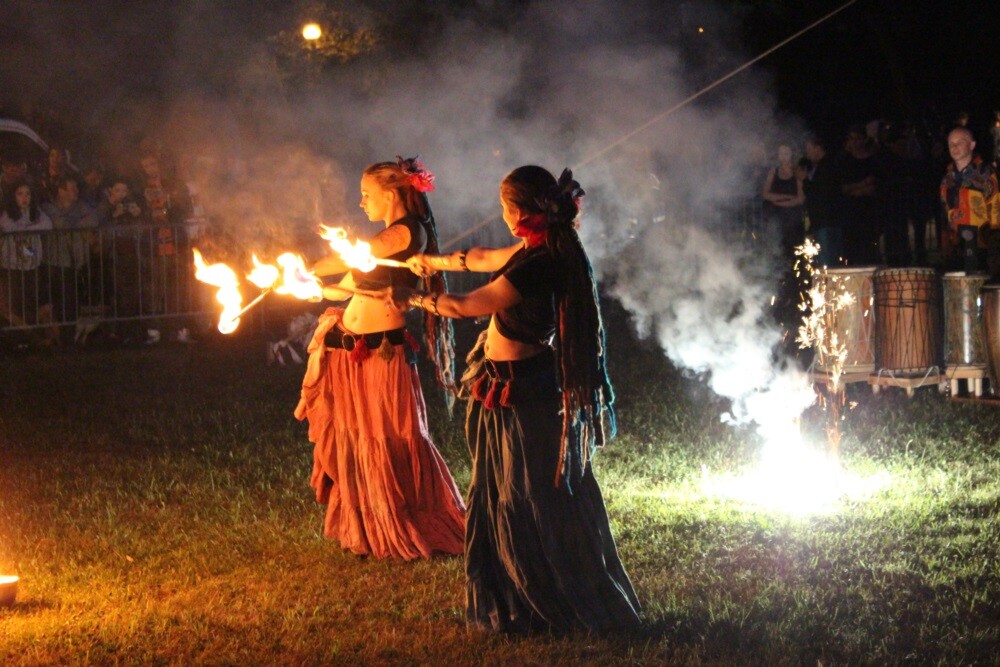 Noc Świętojańska obchodzona jest w wigilię dnia świętego Jana Chrzciciela, czyli w nocy z 23 na 24 czerwca. Datę tę przyjmuje się jako dzień narodzin Świętego. Jednak swoje korzenie święto to ma w obrzędach pogańskich, które związane były z czasem letniego przesilenia słońca.