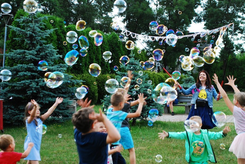 Noc świętojańska w Rudzie Śląskiej: Nie zapomniano o atrakcjach dla dzieci. Mali rudzianie chętnie uczestniczyli w rozmaitych animacjach.
