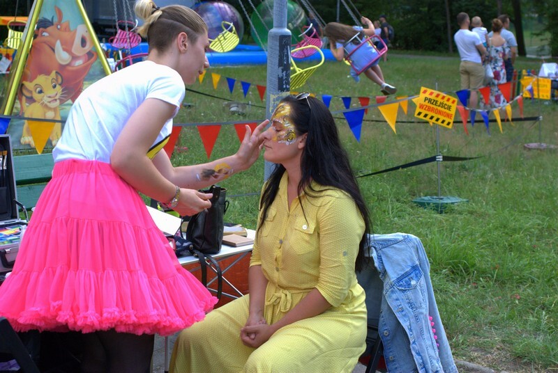 Noc świętojańska w Rudzie Śląskiej: uczestnicy wydarzenia mogli skorzystać m.in. z artystycznego malowania twarzy.