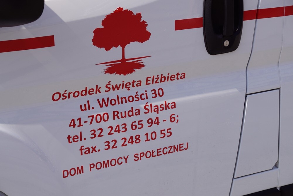 Pięć nowych pojazdów trafiło dziś do rudzkich ośrodków wspomagających osoby niepełnosprawne w mieście.